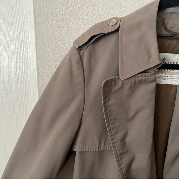 Vintage London Fog Double Breasted Trench Coat Size 36 S Tie Belt Unisex Tan - Picture 4 of 14